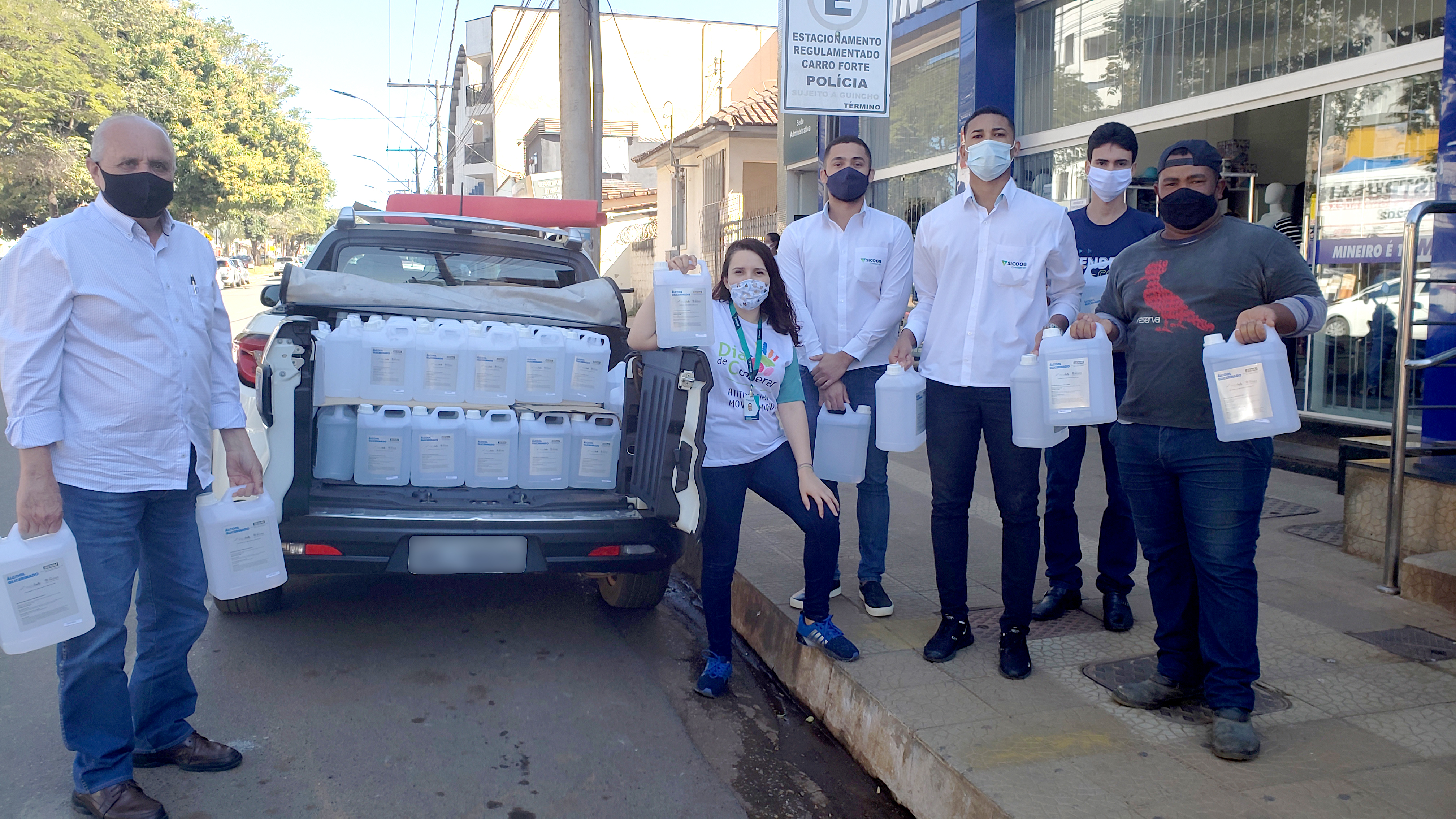 Sicoob Credigerais recebe itens de combate ao COVID-19 para doação