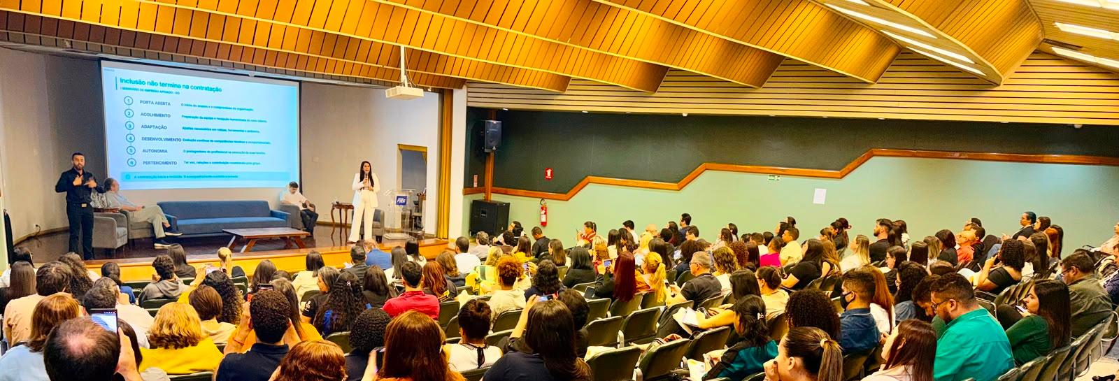 Sicoob UniCentro Br apresenta o Programa de Cultura Inclusiva em seminário estadual sobre Emprego Apoiado