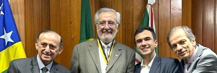 Coordenador do Instituto Cultural Sicoob UniCentro Br recebe a Comenda Literária Antônio Almeida 2026