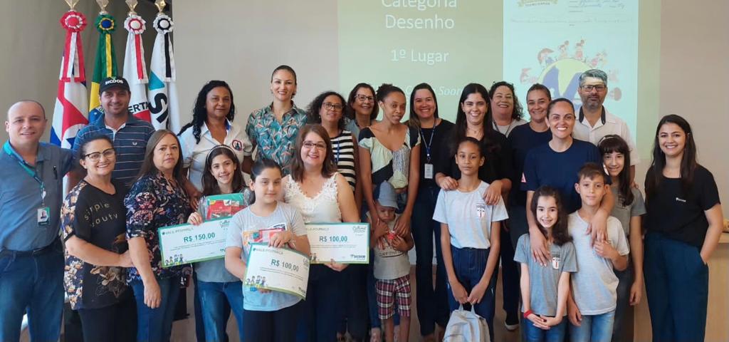 Alunos e professores ganhadores do concurso cultural