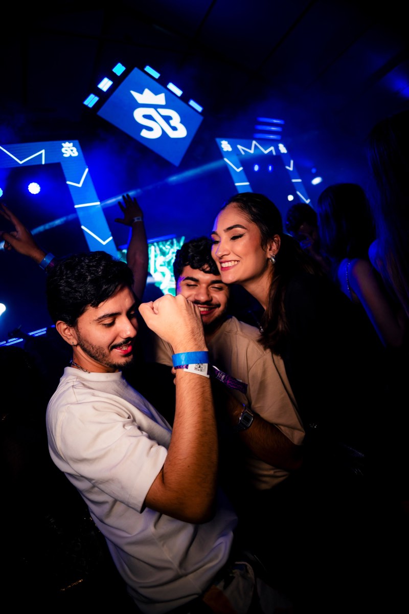 Casal aproveitando o evento