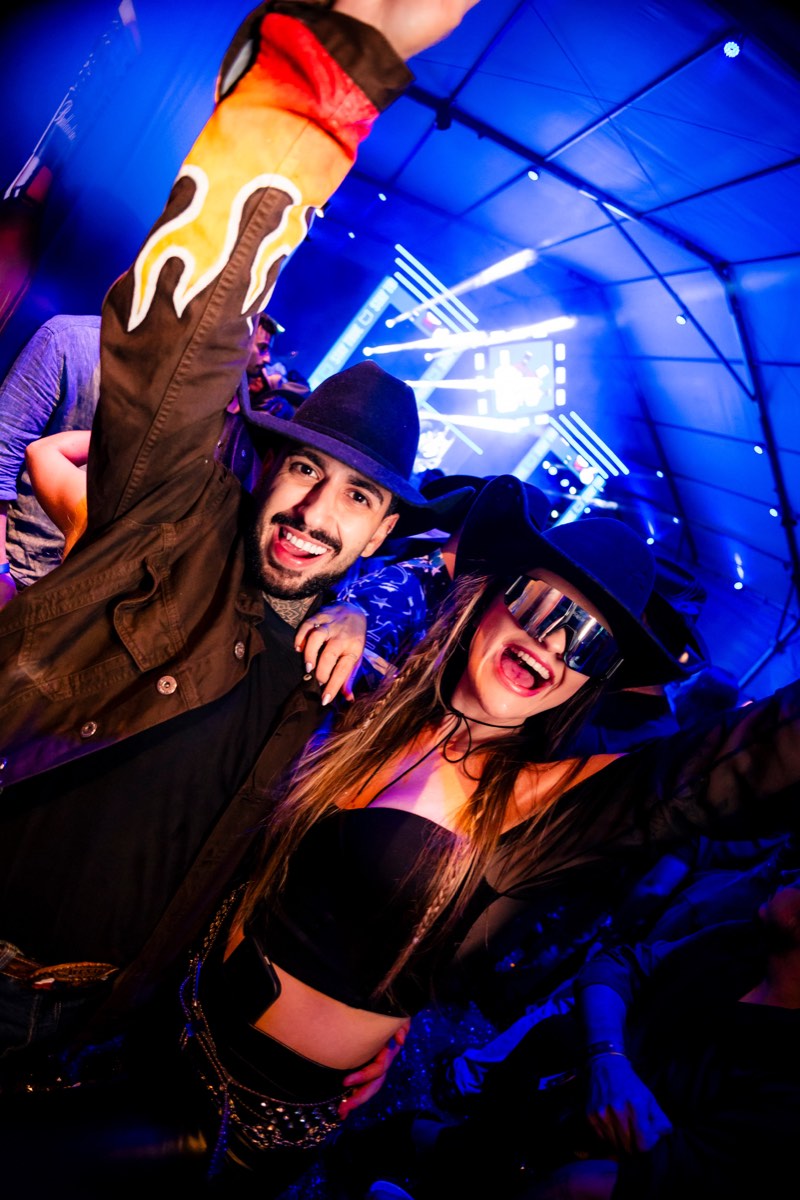 Público dançando e festejando