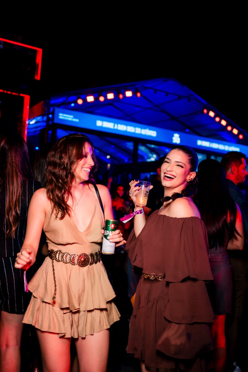 Amigos se divertindo no evento