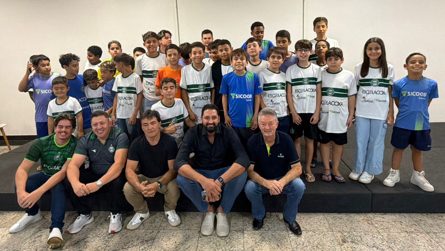 Alunos das escolinhas durante a palestra do deputado Maurício do Vôlei 