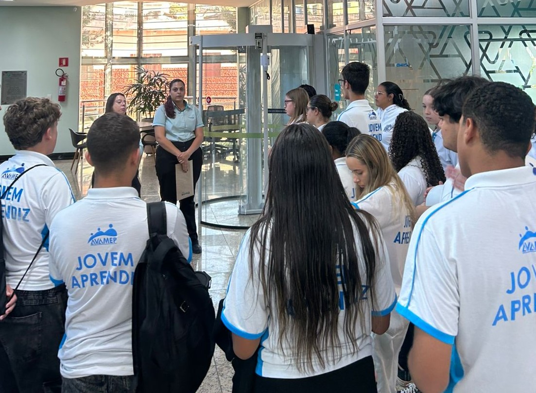 Alunos da AVAMEP de São Roque de MInas conhecem a agência do Sicoob Sarom