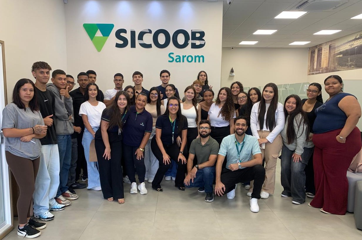 Jovens visitam agência do Sicoob Sarom em Pariquera-Açu 