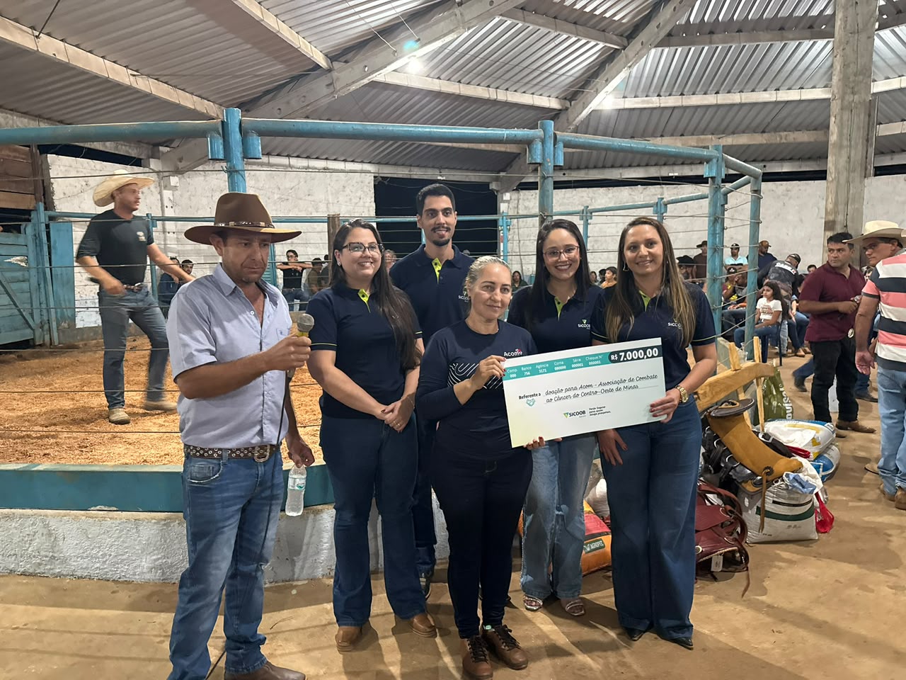 Entrega do cheque simbólico para a Acom