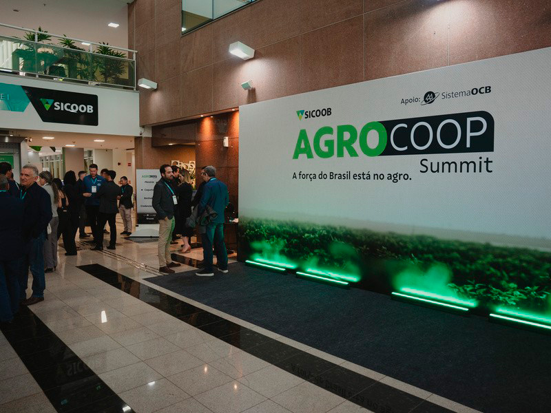 Painel do Agrocoop Summit no hall do Centro Cooperativo Sicoob, em Brasília