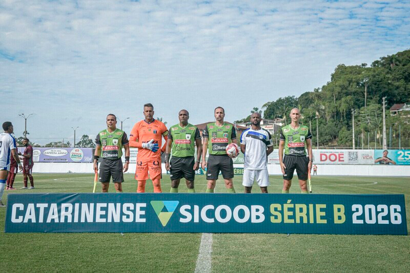 Capitães de times, juízes e bandeirinhas posam para foto na abertura de partida do Catarinense Sicoob série B 2026