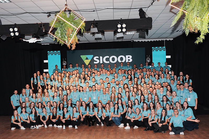 Funcionários subiram ao palco para receber as homenagens