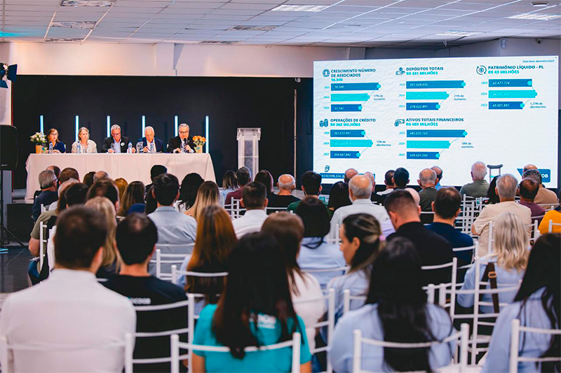 Vista geral da assembleia com a mesa diretora