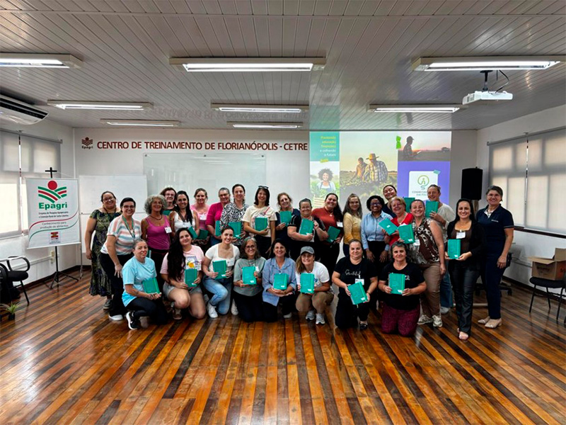 Participantes do encontro com a Epagri posam para foto