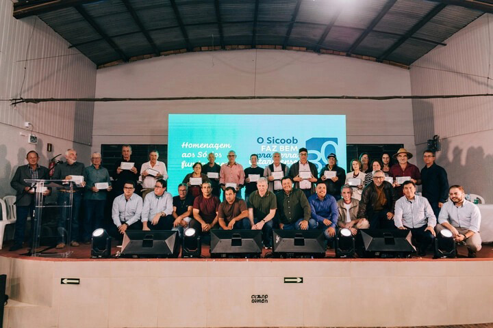 Fundadores da cooperativa, que completa 30 anos, foram homenageados