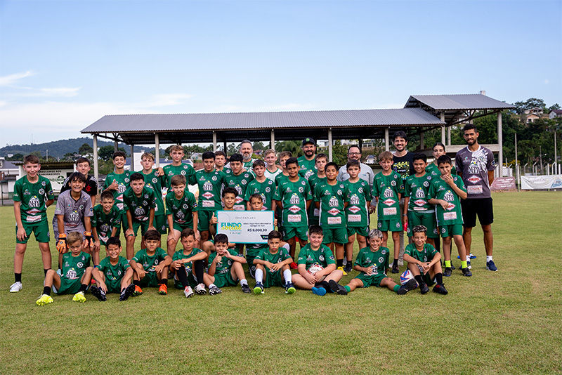 Atletas da escolinha de futebol Clube Cacique, de Taió