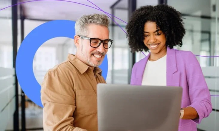 Homem e mulher observam uma tela de computador