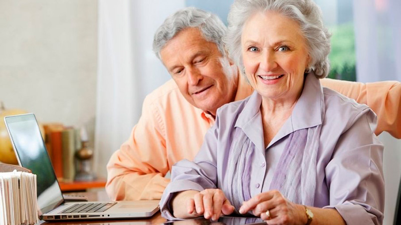 Casal de idosos utilizando fazendo cálculos econômicos