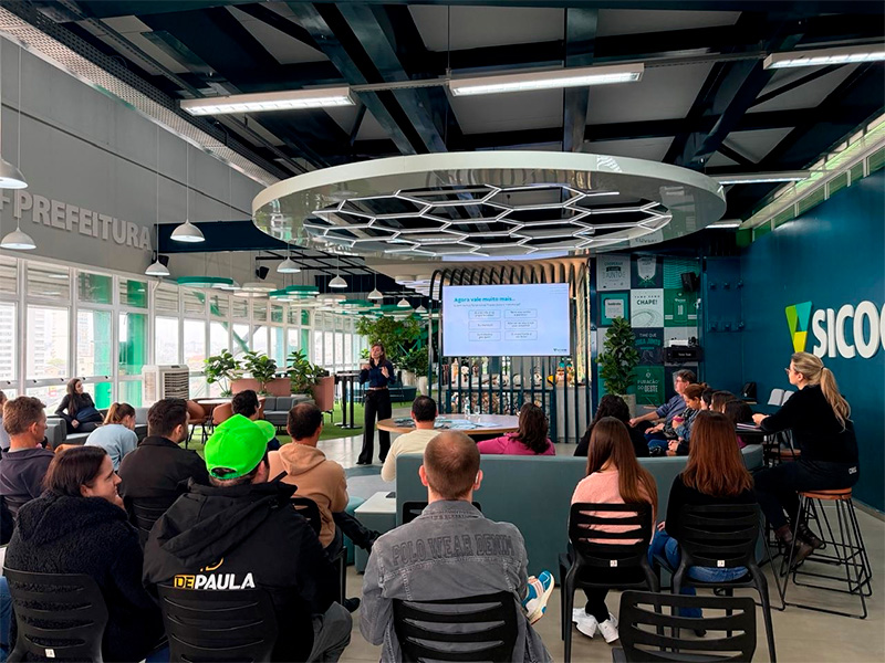 Palestra sobre “Finanças sem Barreiras”, promovida pelo Sicoob MaxiCrédito e ministrada integralmente em Libras