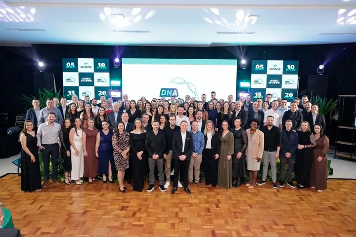Foto geral dos homenageados no palco