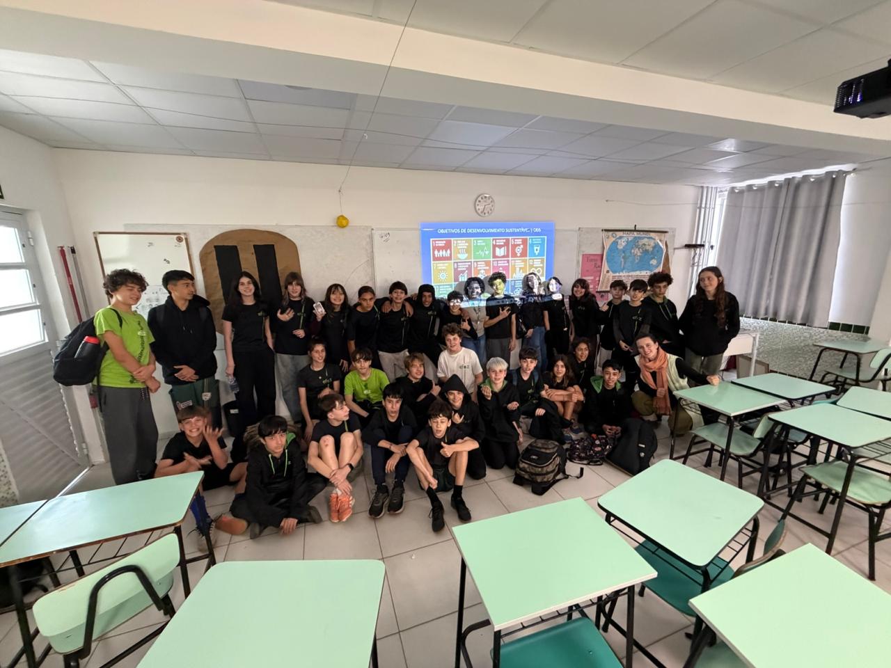 Crianças posam para foto após ação de educação financeira do Sicoob