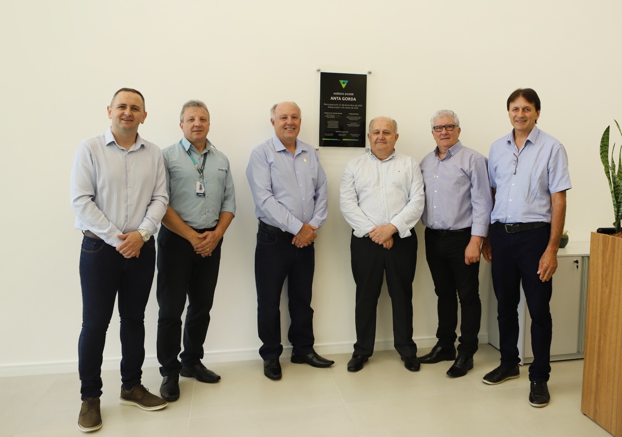 A solenidade de inauguração contou com a participação de associados, autoridades civis, militares e religiosas, representantes de entidades, comunidade antagordense, imprensa e profissionais da cooperativa.