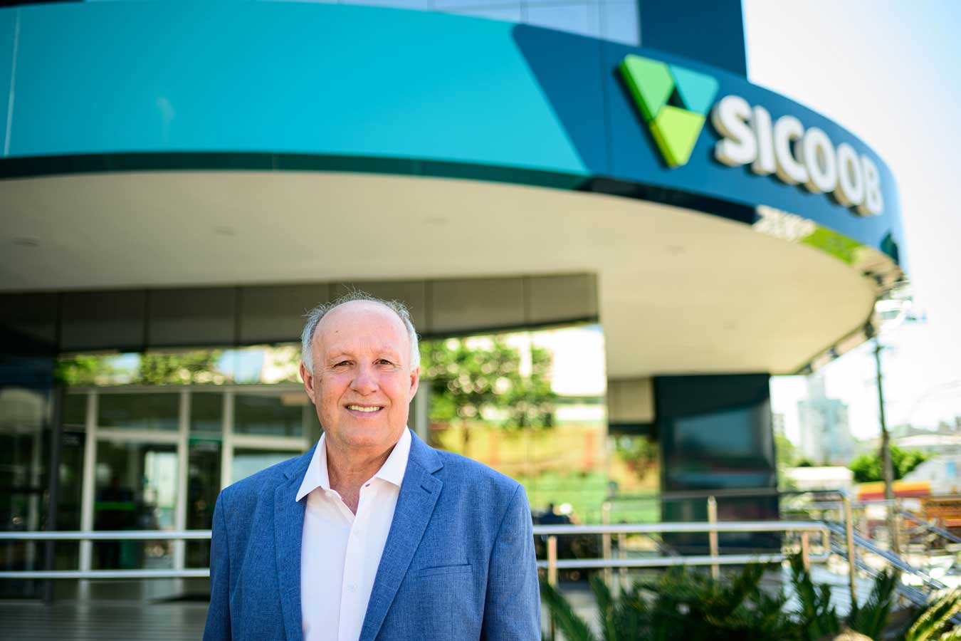 Edemar Fronchetti, presidente do Sicoob São Miguel SC/PR/RS - em frente ao Centro Administrativo do Sicoob São Miguel