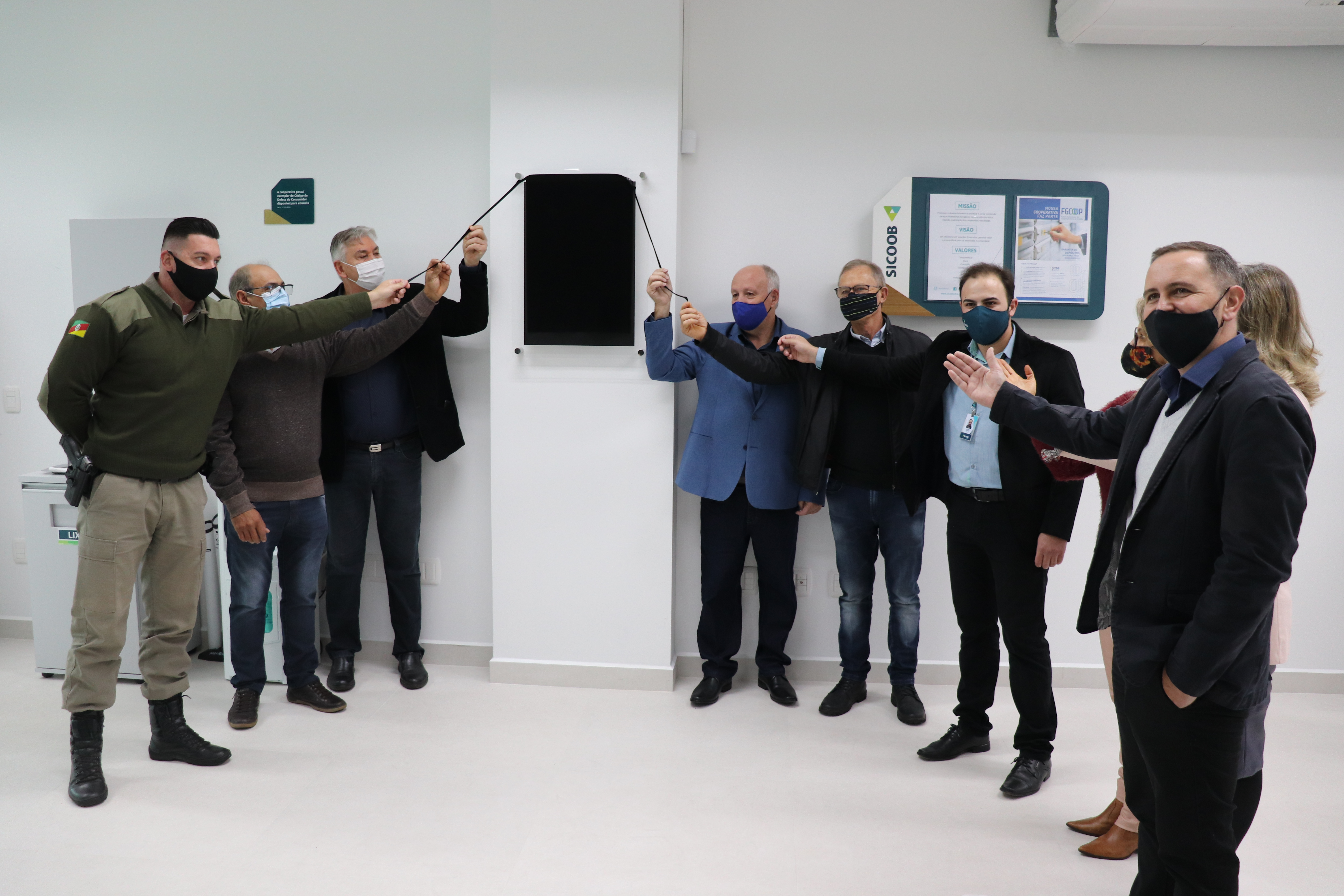 Foto: Participaram da abertura da agência autoridades civis, militares e religiosas locais e regionais, associados, imprensa e profissionais da cooperativa.