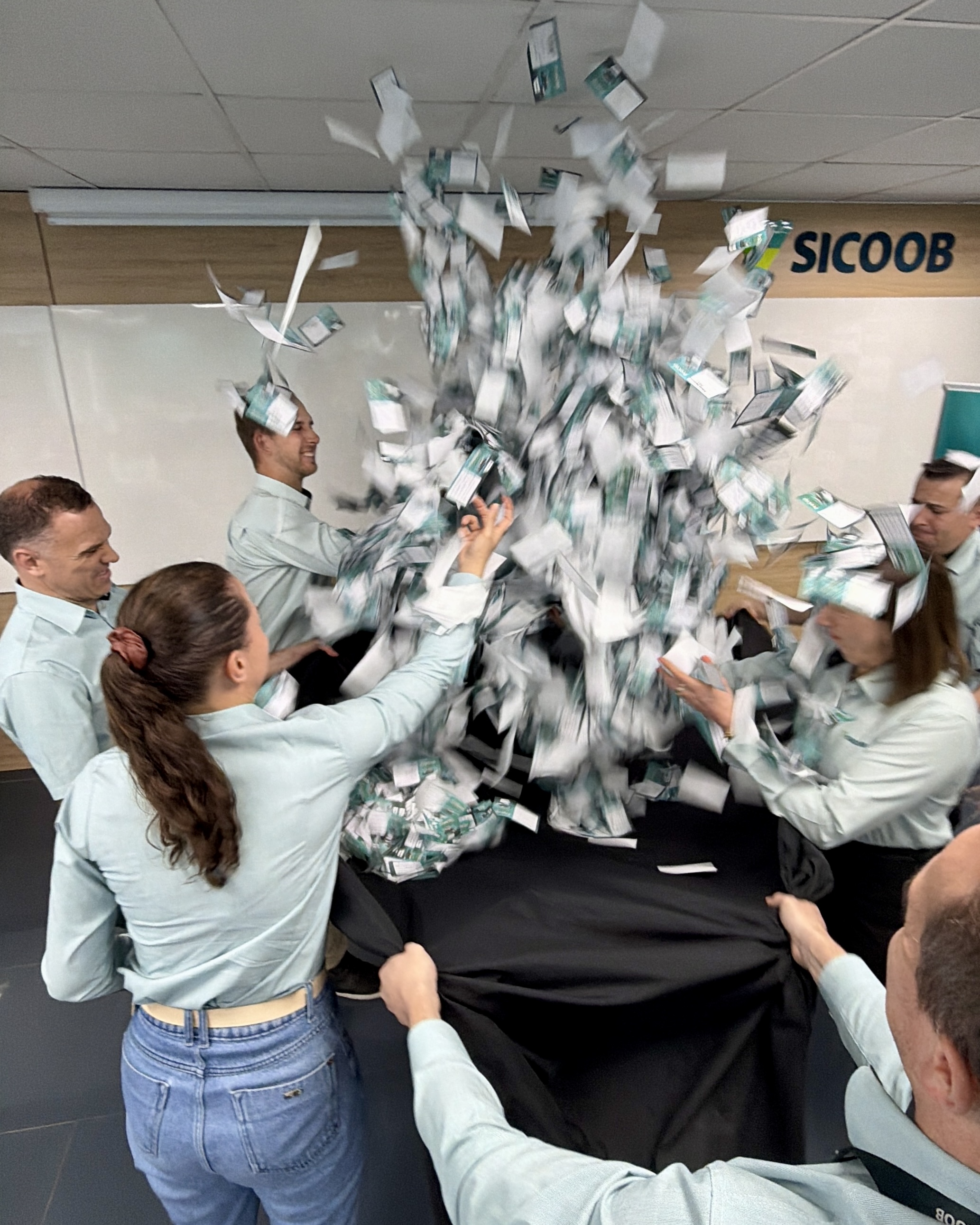 Sicoob Credial entrega 25 robôs aspiradores no primeiro sorteio da campanha de prêmios ProCap