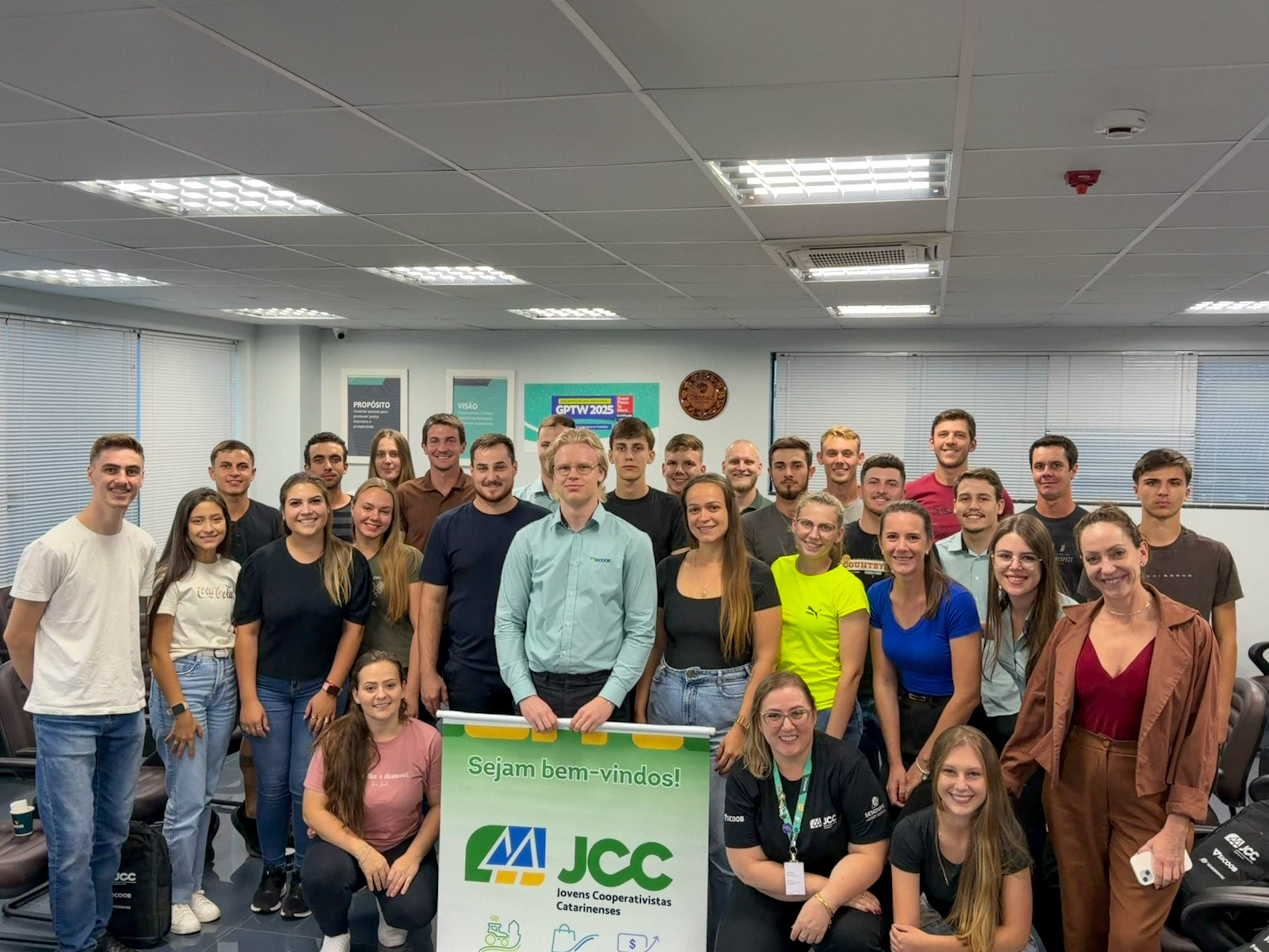 Mulheres e jovens no primeiro encontro para conhecer a Unidade Administrativa da cooperativa