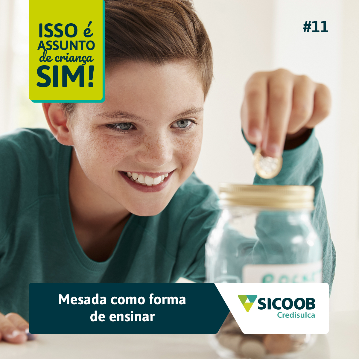 Garoto coloca moeda em um pote cheio de moedas