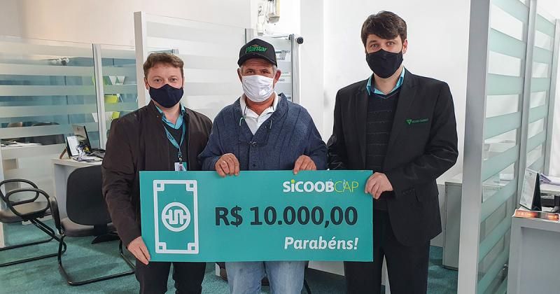 Associado do Sicoob Credisulca de Turvo é premiado com R$ 10 mil pelo SicoobCap