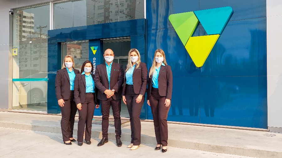 Equipe de Capão da Canoa em frente à agência