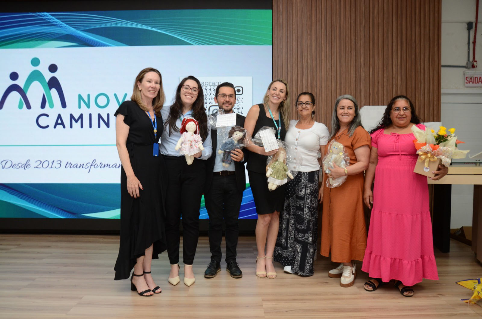 Da direita para a esquerda: Elaine Blodorn, Julia Cordeiro Silva, Fabiano da Silva, Simone Zuanazzi Grando e voluntárias que confeccionaram as bonecas