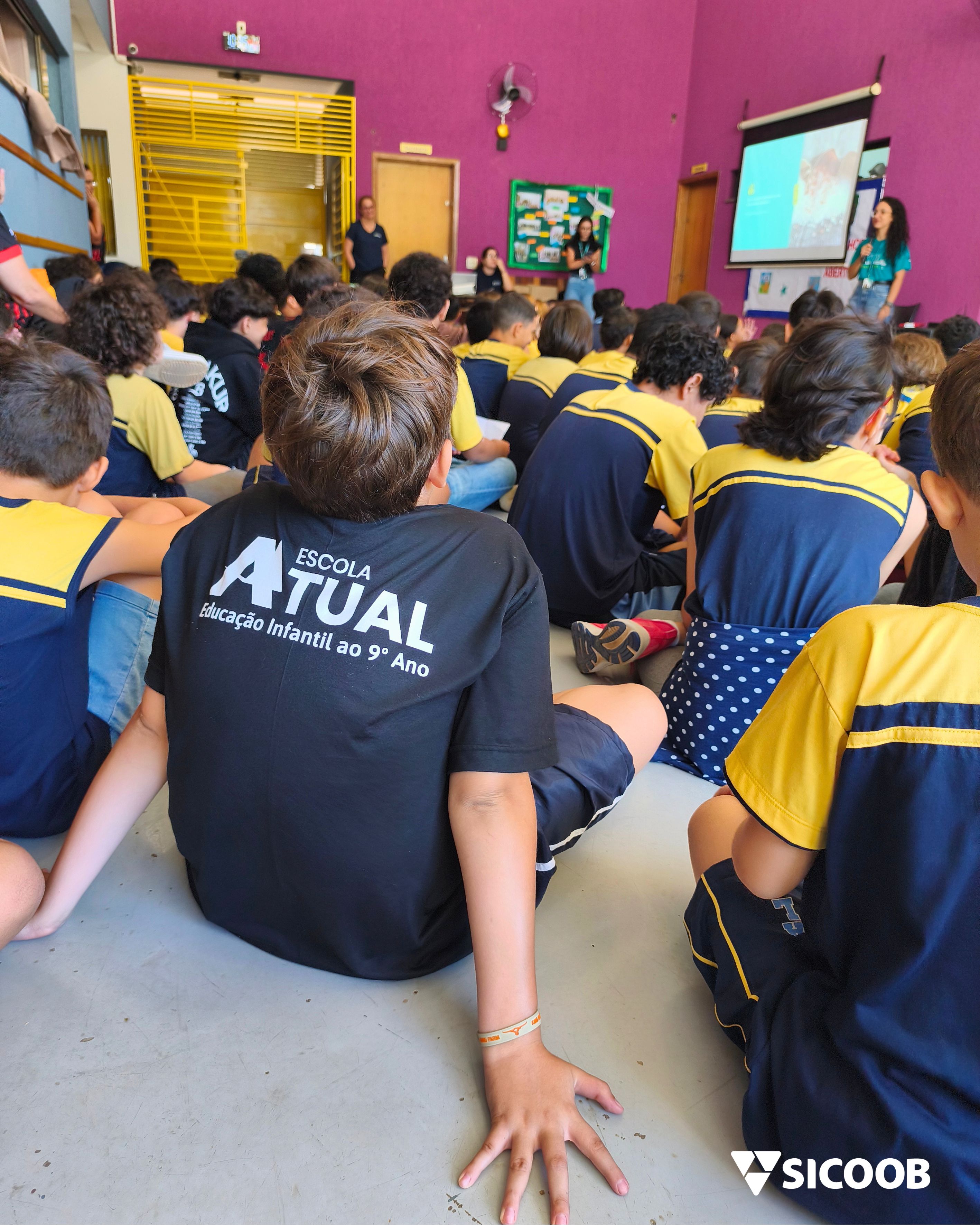 Estudantes da Escola Atual participaram de uma ação do programa Voluntário Transformador do Sicoob Ipê