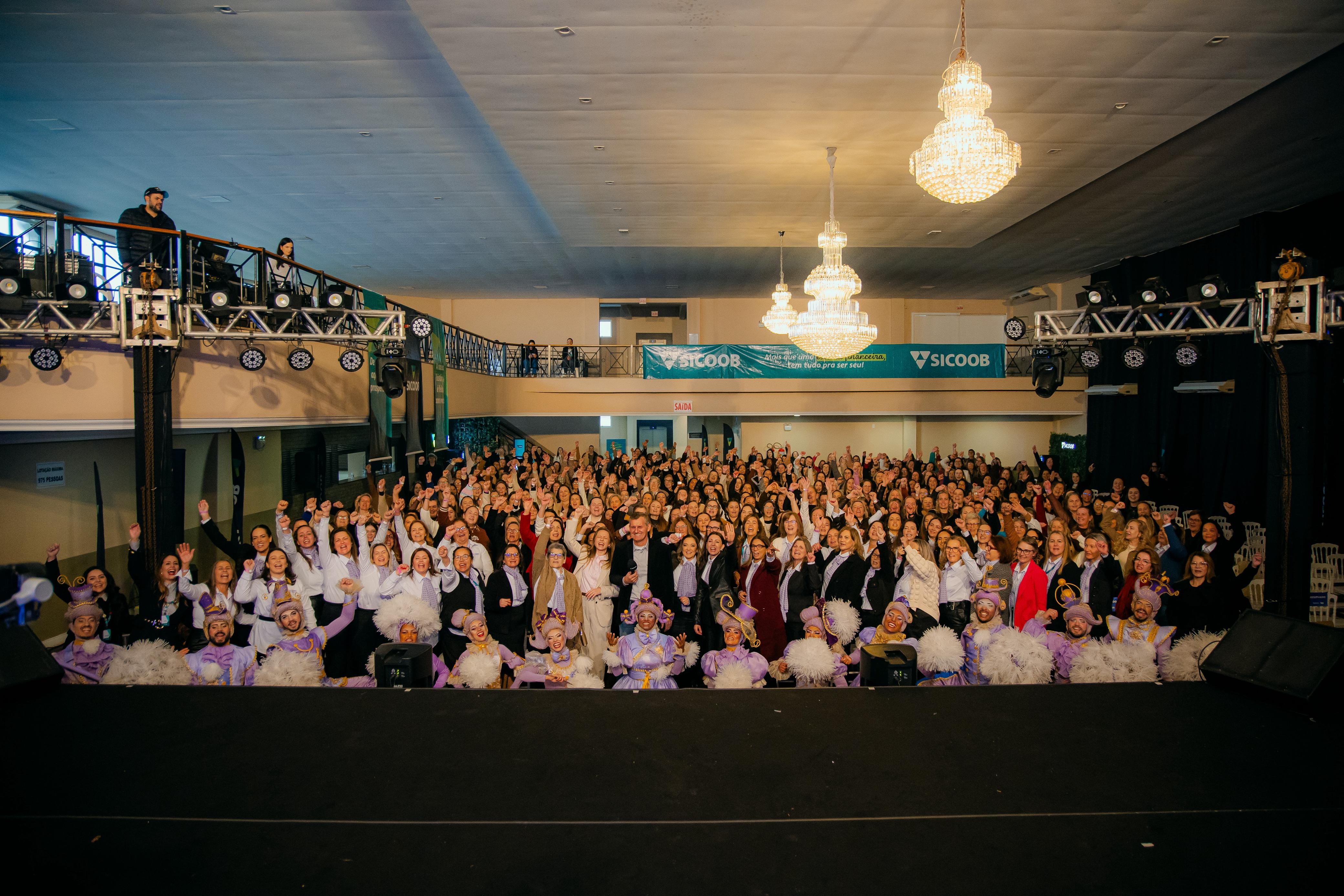 Um saão de festa com mulheres reunidas.