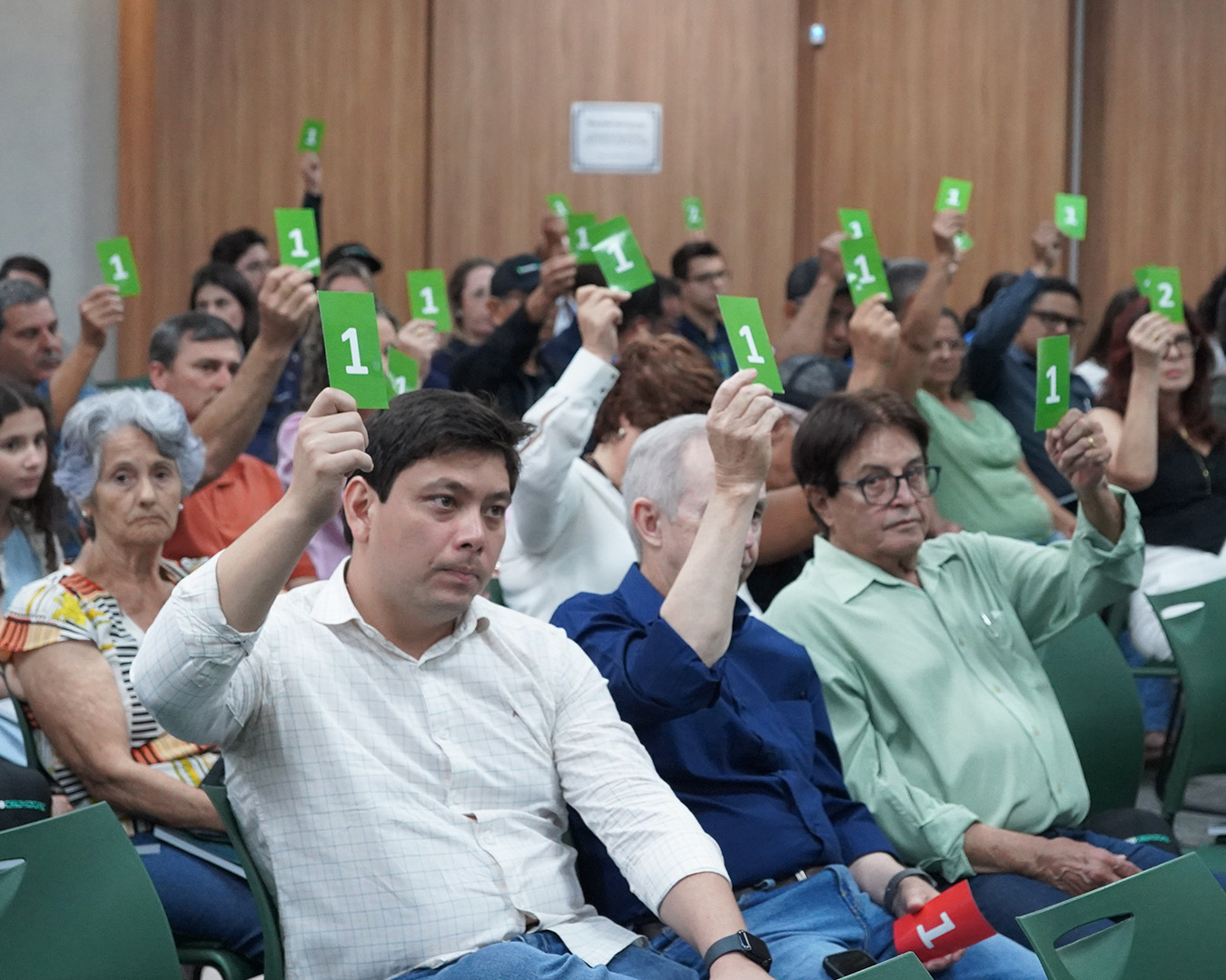 Cooperados votando em Assembleia.
