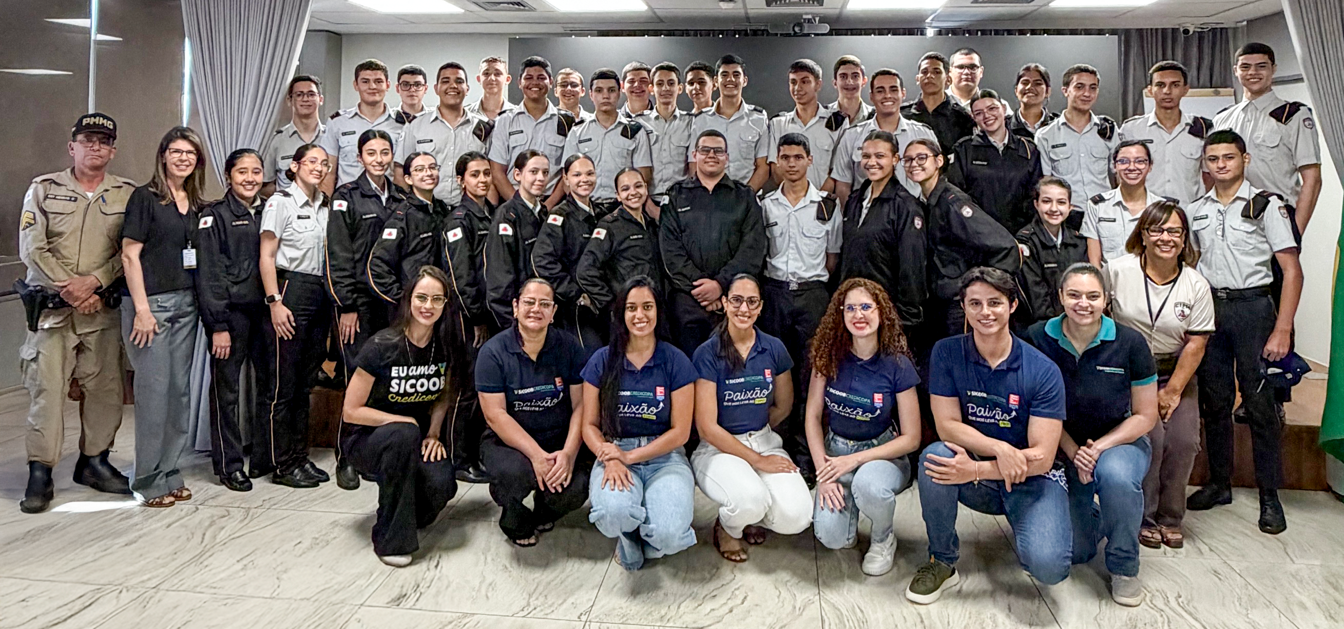 Alunos do 1º ano do Ensino Médio do Colégio Tiradentes da Polícia Militar de Patos de Minas