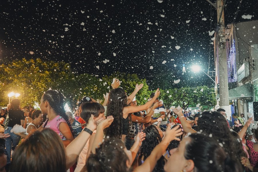 Natal em cantado com neve em Raul Soares