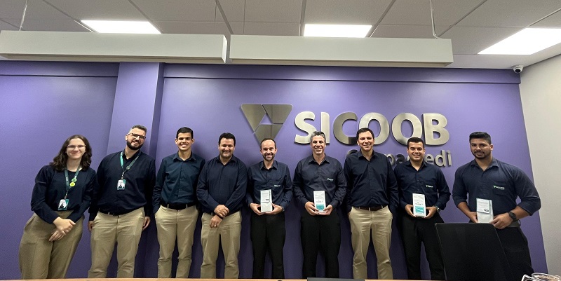 Encontro fortalece troca de experiências e destaca ferramenta Credimetas como prática de gestão estratégica  O Sicoob Coopacredi recebeu, no dia 18 de março, em Patrocínio (MG), uma visita de intercooperação do Sicoob Credipinho, cooperativa com sede em João Pinheiro (MG). O encontro teve como principal objetivo a troca de experiências e o aprofundamento no conhecimento da ferramenta “Credimetas”, desenvolvida e utilizada pela Coopacredi como suporte à gestão de desempenho.  A iniciativa partiu do Sicoob Credipinho, que já havia tido contato prévio com a ferramenta em ocasião anterior e identificou seu potencial como prática relevante para o fortalecimento dos resultados e o aprimoramento da estratégia institucional.  A comitiva visitante foi composta por Vicente de Paula Vieira Júnior, diretor Administrativo; Bruno Souza Mota e Deusdedit Ferreira, gerentes de Estratégia de Negócios; e Samuel Henrique da Silva, assistente de Performance Corporativa. A recepção foi feita pelos diretores de Negócios Givago de Paiva; de Riscos e Controles, Otávio Augusto Alves; e Administrativo, Simeão Lopes Honório, além da equipe local.  Durante a visita, eles puderam conhecer de forma detalhada o funcionamento do Credimetas, além de trocar experiências com a equipe da Coopacredi sobre metodologias, indicadores e práticas de gestão.  Para a presidente do Sicoob Coopacredi, Viviane Michelle Rodrigues, “a intercooperação é um dos pilares que sustentam o nosso sistema. Quando cooperativas compartilham conhecimento, experiências e boas práticas, todos crescem juntos, fortalecendo não apenas os resultados individuais, mas todo o cooperativismo. Receber o Sicoob Credipinho e contribuir com esse processo é motivo de grande satisfação para nós”, ressaltou.  André Luiz Costa | Comunicação Sicoob Coopacredi