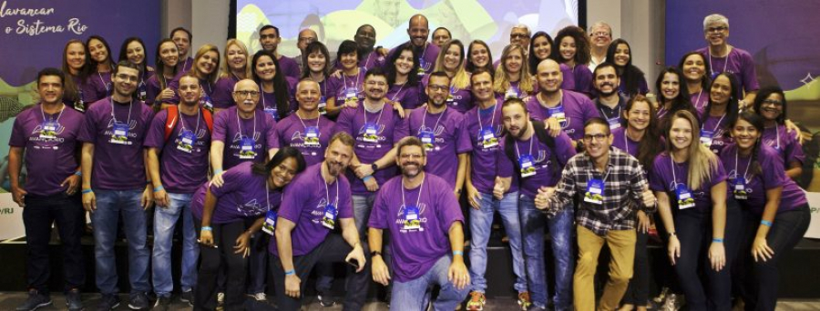 Grupo de funcionários do Sicoob Cecremef posando para foto no Avança Rio 2019