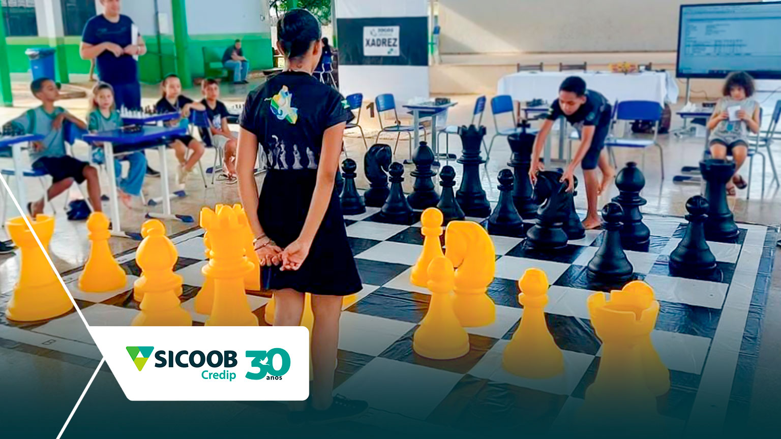 Iniciativa utiliza o jogo de tabuleiro como ferramenta pedagógica para estimular o raciocínio lógico, fortalecer o desempenho escolar e promover a inclusão de crianças e adolescentes das zonas urbana e rural, com apoio da Sicoob Credip.