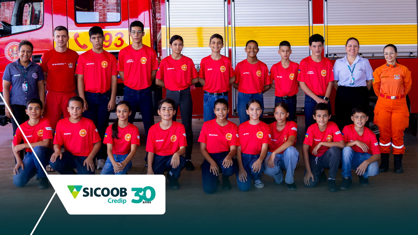 Patrocínio da cooperativa garantiu a aquisição de uniformes para participantes do programa, que promove cidadania, disciplina e educação preventiva.