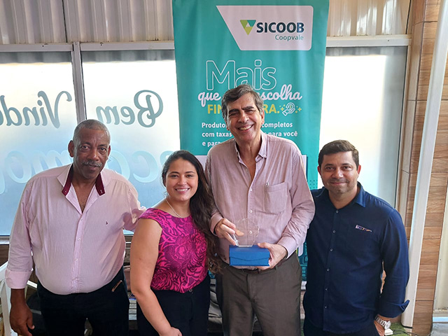 Angelo Galatoli Presidente do Sicoob Coopvale e sua equipe no Maricá Business Show 2023