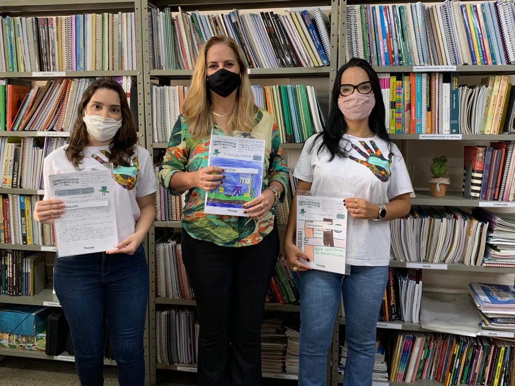 Foto: Cristiane e Louise, voluntárias do Instituto Sicoob, ao lado da Diretora de Ensino Márcia Verinaud.