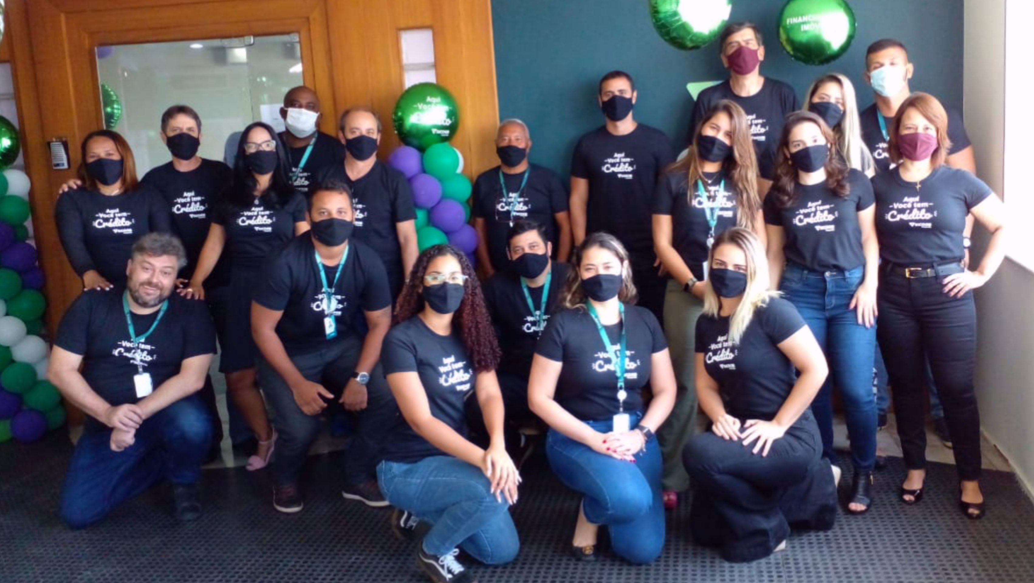 Foto da equipe da sede do Sicoob Coopvale