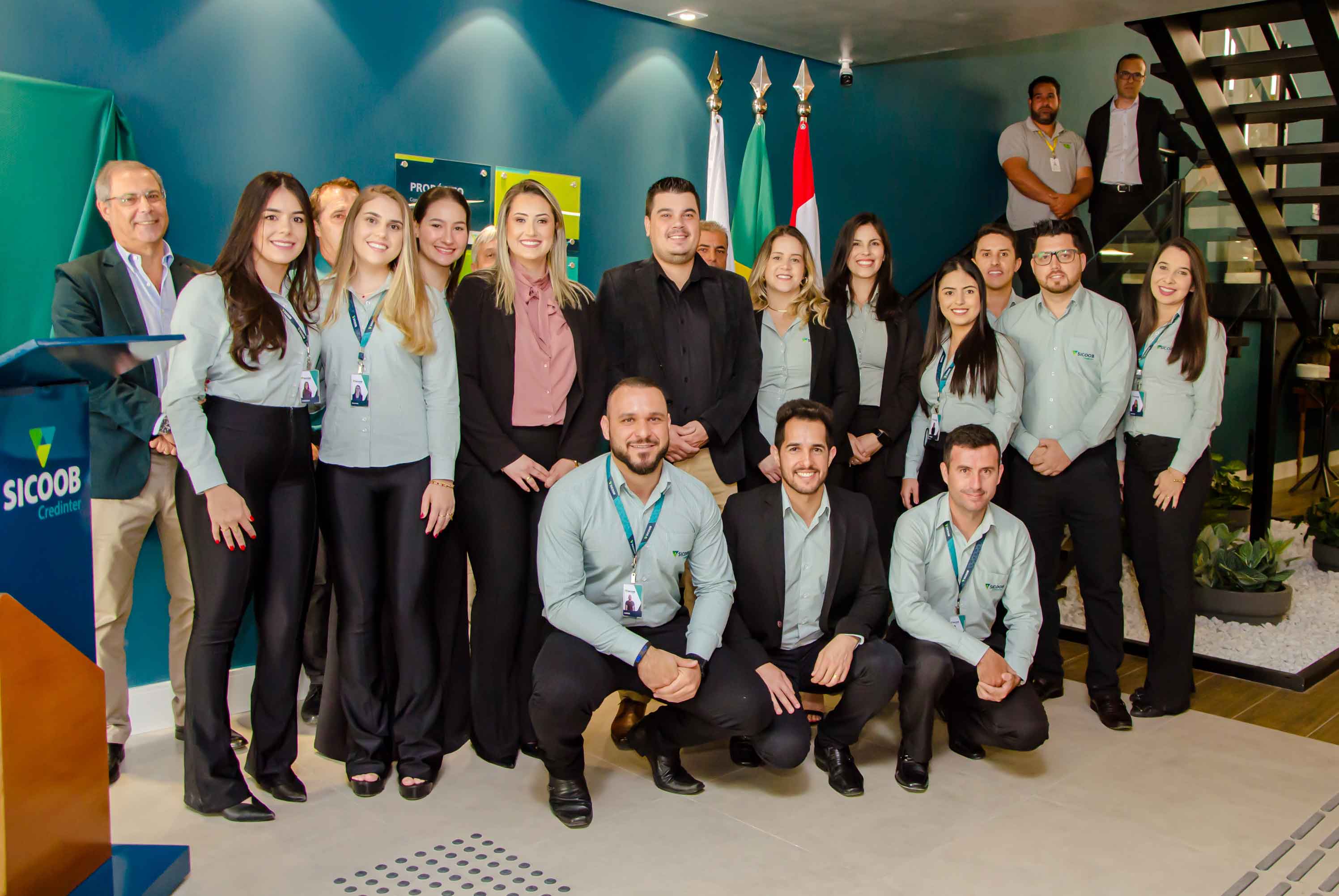 Membros da equipe da agência de Monte Belo do Sicoob Credinter, sentados,