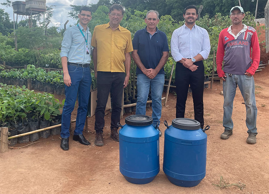 pessoas que participaram da entrega da borra de café ao Viveiro Municipal de Guaranésia