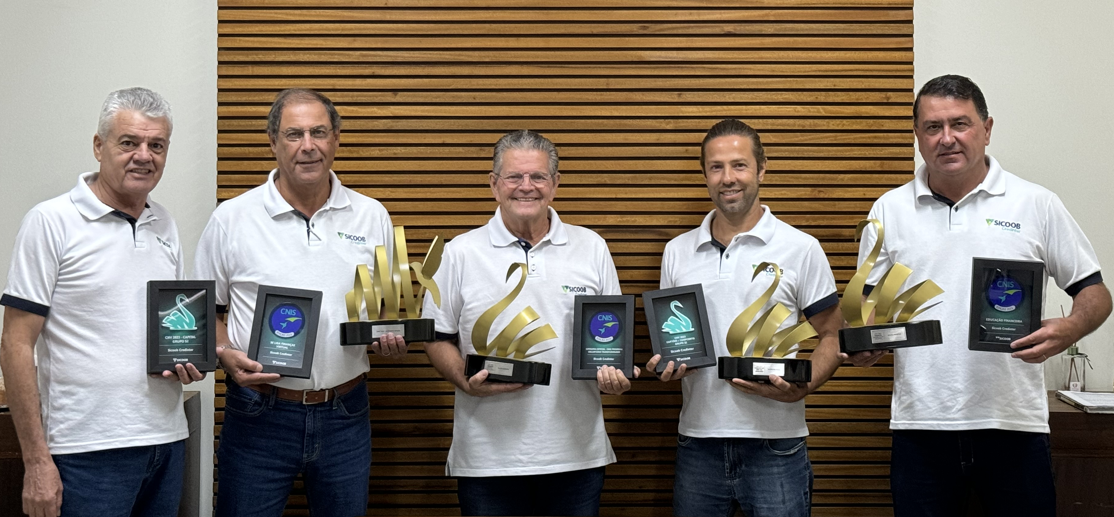 Troféus recebidos pelo Sicoob Central Crediminas e CCS são mostrados ao Conselho de Administração