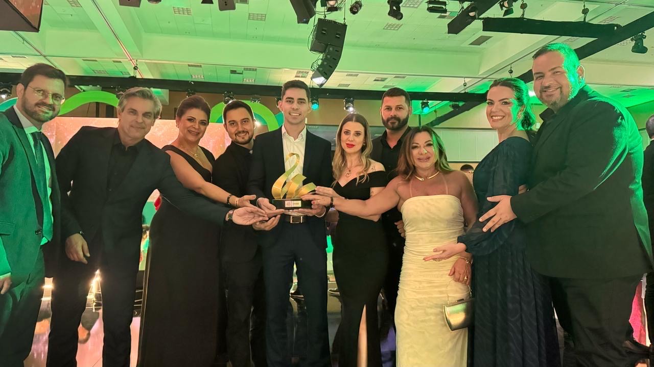 pessoas recebendo trofeu no Vende Sicoob