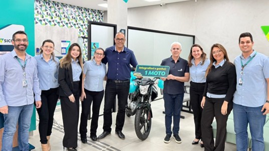 Representantes da Minasul recebendo a premiação da Moto 0KM
