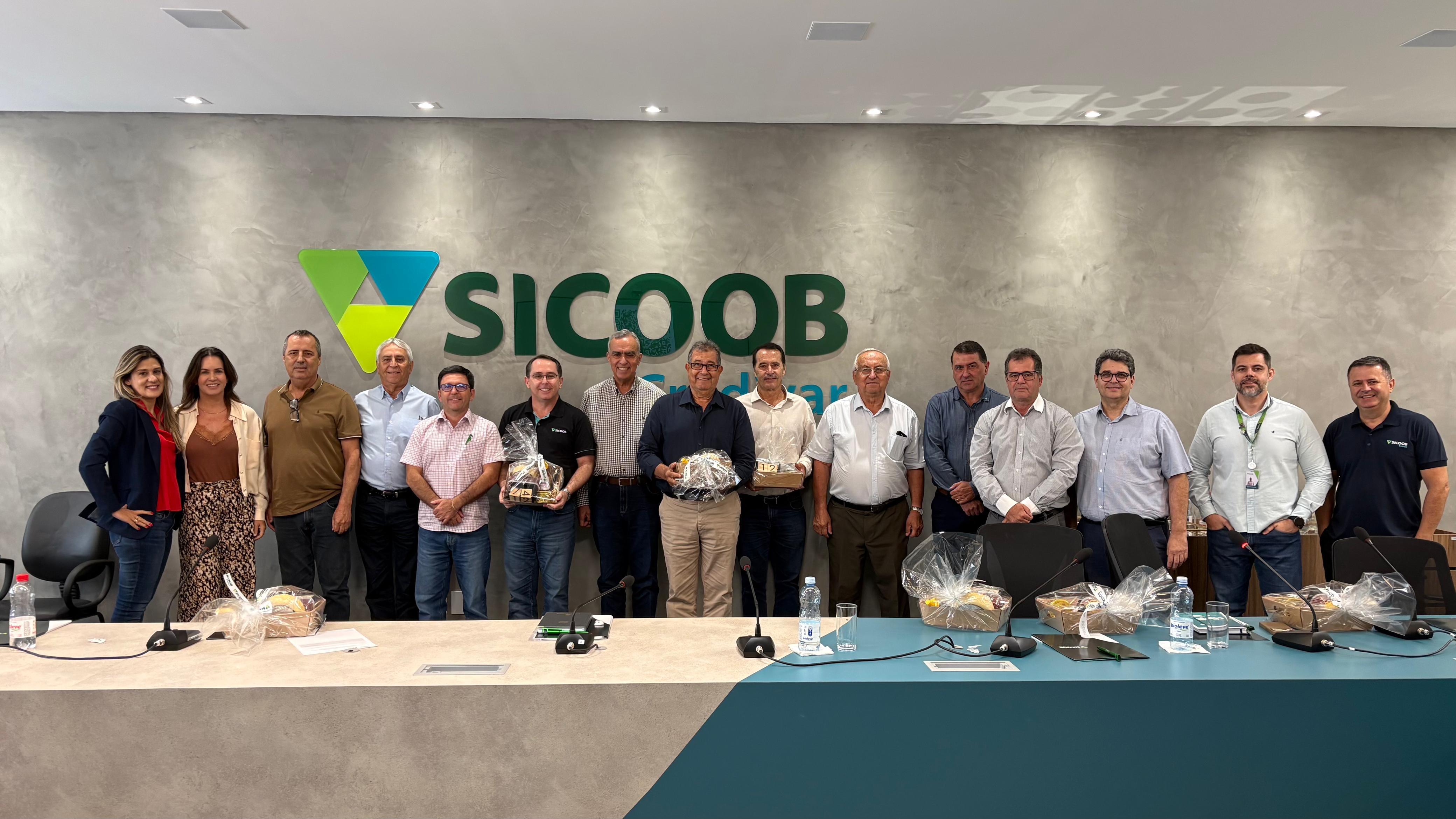 Presidentes da UAR 04 do Sicoob Crediminas se reúnem na sede do Sicoob Credivar
